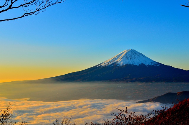 Le mont Fuji et son sommet enneigé sous le soleil matinal avec une mer de nuages